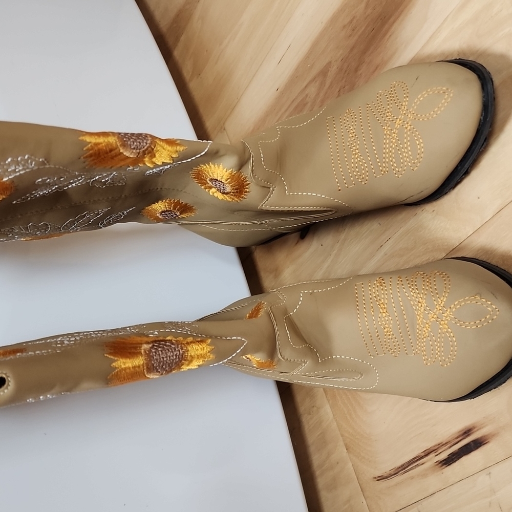 Women's cowgirl boots
